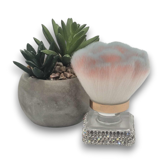 Pinceau à poussière en pétales de rose